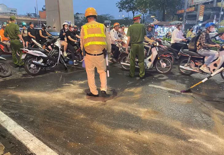 Sự cố xảy ra vào giờ cao điểm nên giao thông ùn ứ cục bộ. Ảnh: Đình Thành