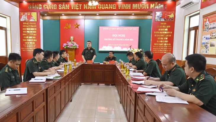 Đại tá Nguyễn Văn Thiềm, Phó Bí thư Đảng ủy, Chỉ huy trưởng BĐBP tỉnh phát biểu chỉ đạo tại buổi sinh hoạt của Đảng bộ Đồn BPCK cảng Vạn Gia.
