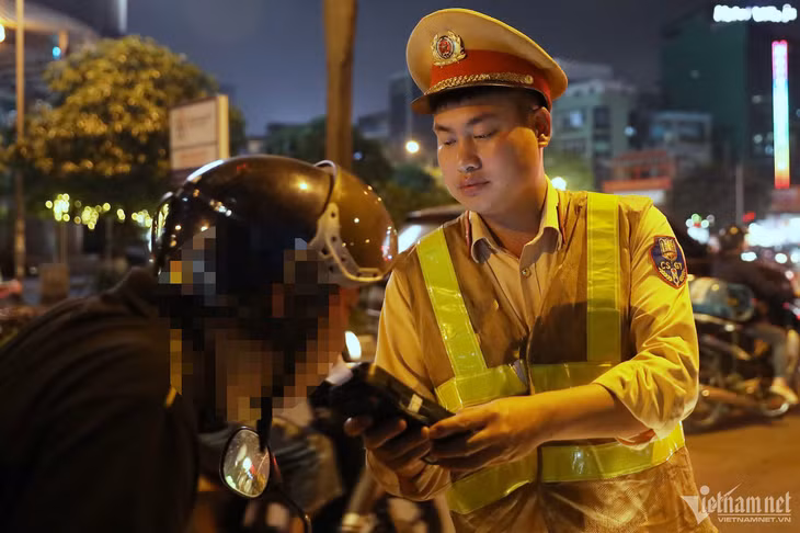Lực lượng CSGT thổi nồng độ cồn với người điều khiển phương tiện giao thông. Ảnh: Đình Hiếu