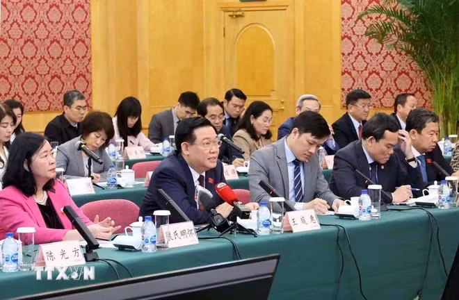 Chủ tịch Quốc hội Vương Đình Huệ phát biểu tại cuộc toạ đàm với lãnh đạo Khu thí điểm mậu dịch tự do Thượng Hải. (Ảnh: Nhan Sáng/TTXVN)