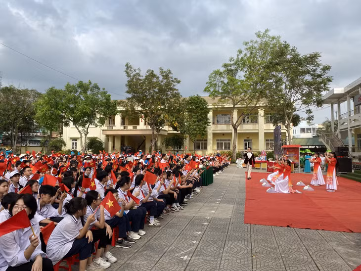 Chương trình văn nghệ “Hành trình theo chân Bác” mở đầu cho buổi sinh hoạt Chuyên đề.