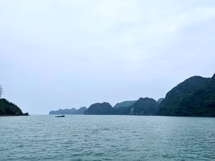 Vụng Máng Hà có diện tích 160ha, với mực nước sâu thích hợp để quy hoạch khu vực điểm đỗ nghỉ đêm.