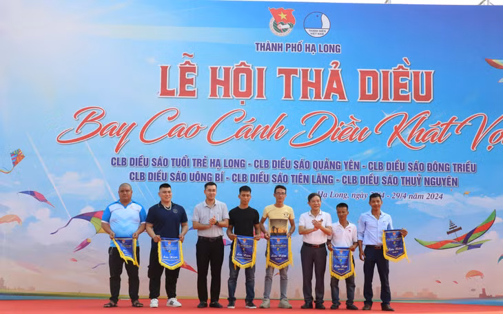 Ban tổ chức trao cờ lưu niệm cho các đội chơi.