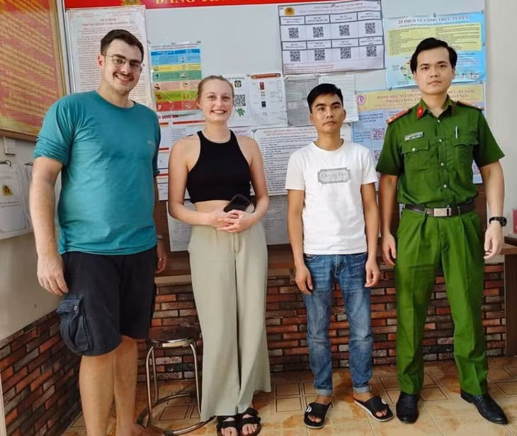 Chị Morgan Golledge vui mừng khi được trao trả lại tài sản của mình.