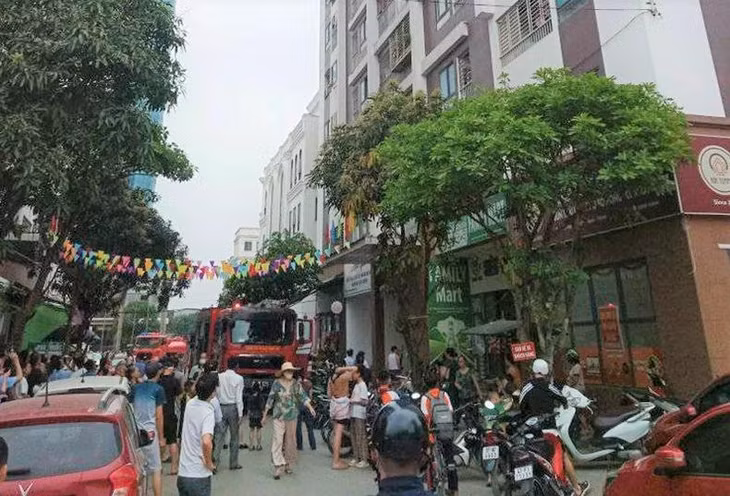 Người dân chạy xuống đường khi nghe tin báo cháy (Ảnh: K.Chính).