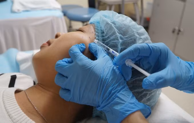 Tiêm botox xóa nếp nhăn khóe mắt tại Bệnh viện Đa khoa Tâm Anh TP HCM. Ảnh: Bệnh viện cung cấp