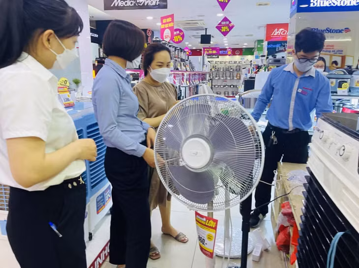 Người dân sắm quạt, điều hòa nhiệt độ để phục vụ nhu cầu sinh hoạt cho gia đình trong dịp hè nắng nóng. Ảnh: Minh Phương/Báo Tin tức