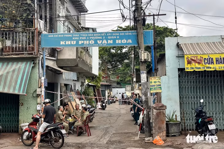 Sáng 2-4, lực lượng chức năng căng dây phong tỏa đầu hẻm 124 đường Dương Bá Trạc, đoạn dẫn vào hiện trường vụ cháy - Ảnh: THẢO LÊ