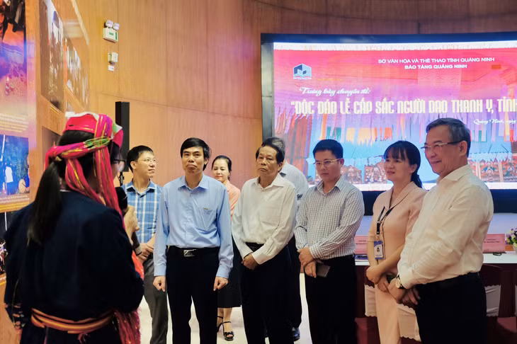 Đại biểu xem triển lãm.
