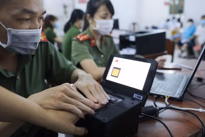 Công an thu thập dữ liệu vân tay của người dân đến làm căn cước công dân tại thành phố Thủ Đức, TP HCM, tháng 3/2021. Ảnh: Quỳnh Trần