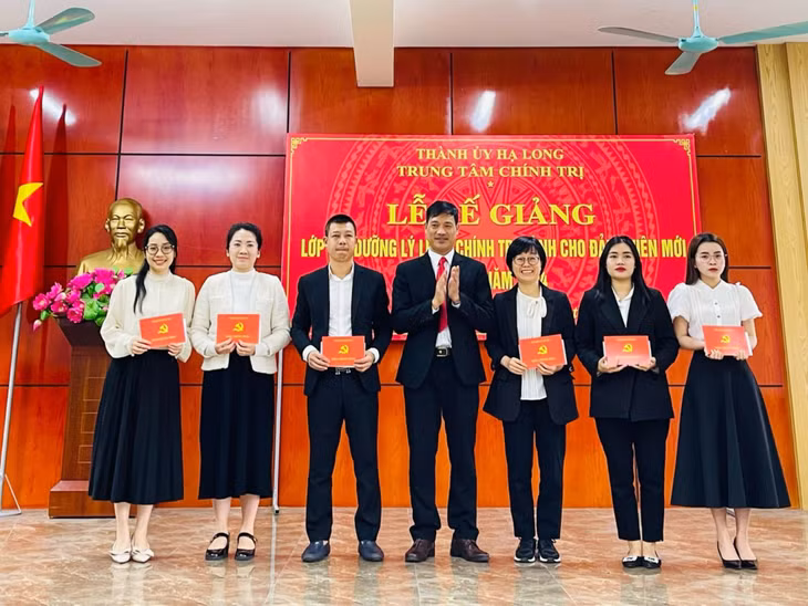 TP Hạ Long tổ chức lễ bế giảng lớp bồi dưỡng lý luận chính trị cho 57 đảng viên mới.