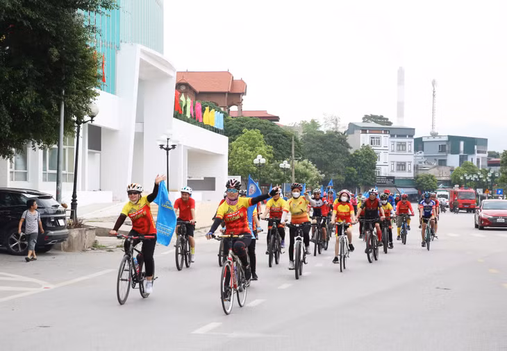 Đoàn xe đạp cổ động, quảng bá du lịch hè 2024 TP Uông Bí.