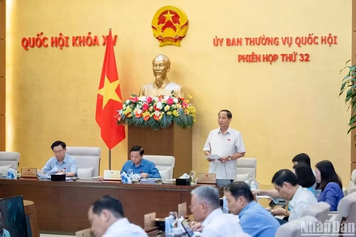 Phó Chủ tịch Quốc hội Trần Quang Phương điều hành phiên họp. (Ảnh: DUY LINH)