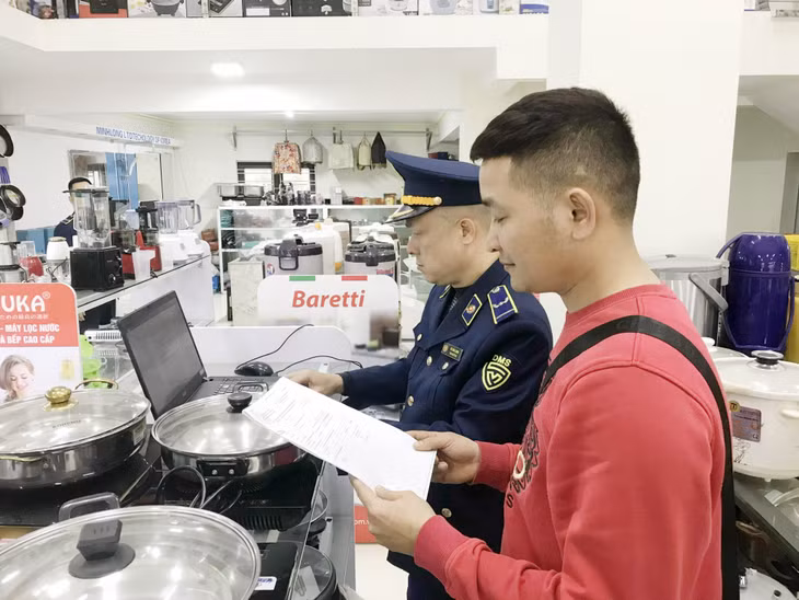 Cán bộ Đội QLTT số 8 tuyên truyền, phổ biến các quy định của pháp luật về kinh doanh, thương mại cho 1 hộ kinh doanh trên địa bàn.