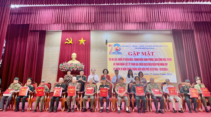 Lãnh đạo TP Hạ Long tặng quà, tri ân các Chiến sĩ Điện Biên, thanh niên xung phong, dân công hỏa tuyến trực tiếp tham gia Chiến dịch Điện Biên Phủ.