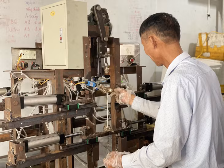 Sử dụng máy đục, xâu vỏ hàu tự động tại Công ty CP Thủy hải sản Tất Thành, TX Quảng Yên giúp tiết kiệm thời gian và nhân công lao động.