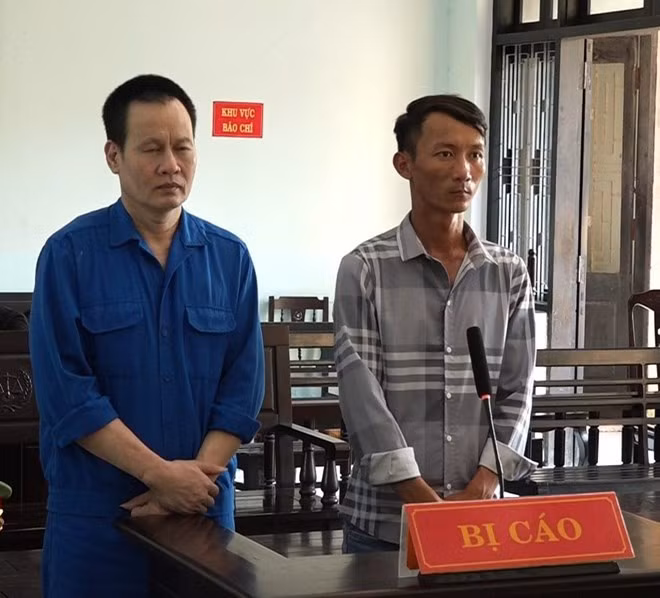 Bị cáo Nguyễn Văn Đoàn (trái) và Phạm Văn Dũng tại phiên tòa. Ảnh: Quảng An.