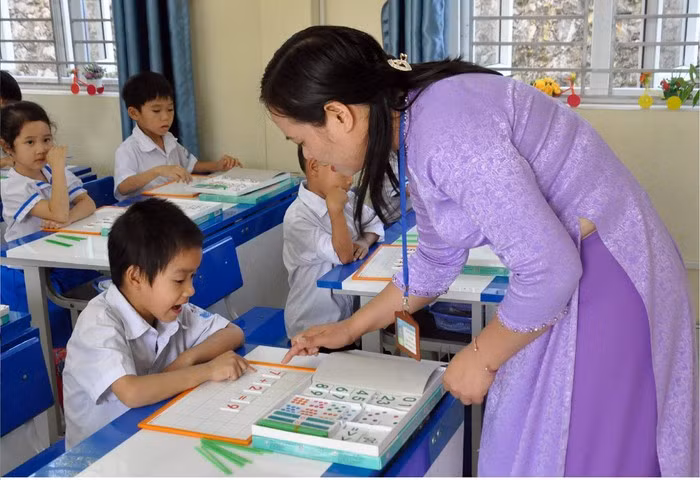 Cô giáo Phạm Thị Thảo, Trường Tiểu học Đông Mai (TX Quảng Yên) hướng dẫn học môn toán cho trẻ khuyết tật, tự kỷ. (Ảnh nhân vật cung cấp)