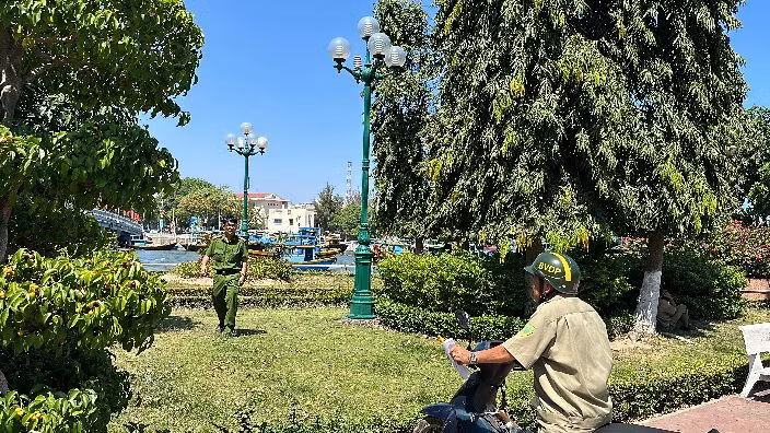 Công an đến khám nghiệm hiện trường nam thanh niên bị đâm tử vong. Ảnh: Duy Tuấn