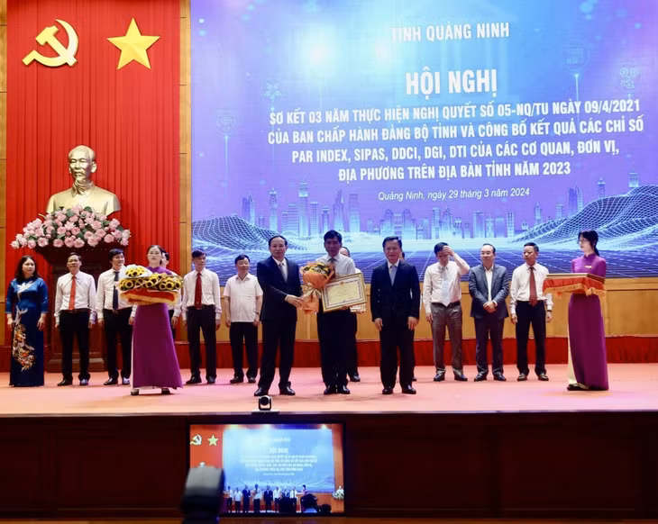 Các đồng chí lãnh đạo tỉnh trao Bằng khen cho UBND TP Hạ Long vì đã có thành tích xuất sắc trong việc triển khai, thực hiện các chỉ số về cải cách hành chính của tỉnh Quảng Ninh năm 2023. Ảnh: Thu Chung