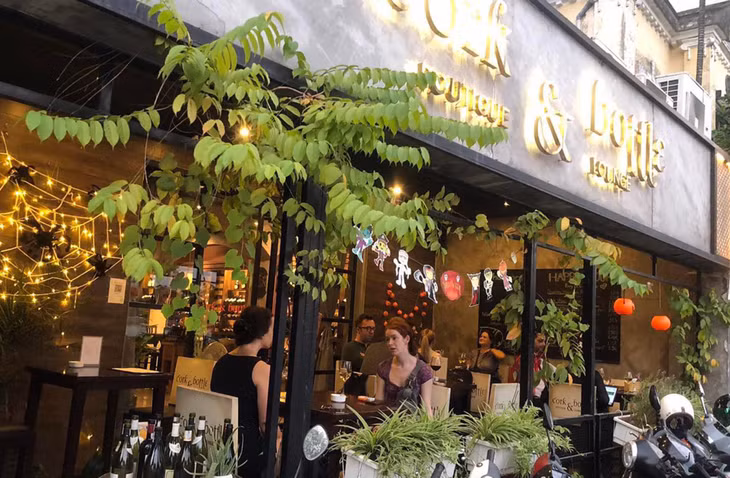Quán bar Cork &amp; Bottle. Ảnh: Thu Trang