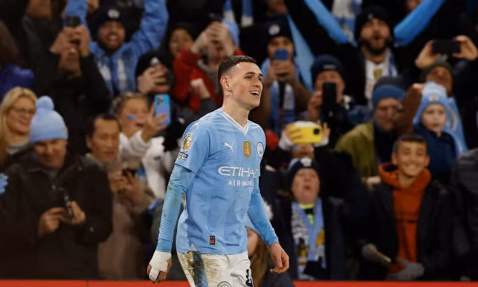 Niềm vui của khán giả sau bàn thứ ba của Foden trong trận Man City thắng Aston Villa 4-1 trên sân Etihad, thành phố Manchester, vòng 31 Ngoại hạng Anh tối 3/4/2024. Ảnh: Reuters