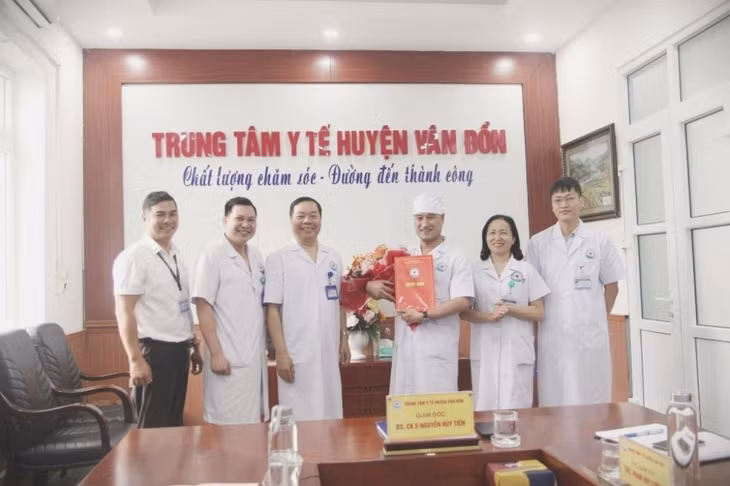 Ngày 15/4/2024, Trung tâm Y tế huyện Vân Đồn tiếp nhận bác sĩ chuyên khoa I Nguyễn Tuấn Anh về công tác.