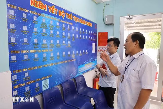 Các thủ tục hành chính được niêm yết công khai tại Trung tâm Hành chính công huyện Tân Thạnh, huyện xếp thứ 2 trong tổng số 15 huyện, thị xã, thành phố của tỉnh Long An về Chỉ số Cải cách hành chính (PAR INDEX). (Ảnh: Minh Hưng/TTXVN)