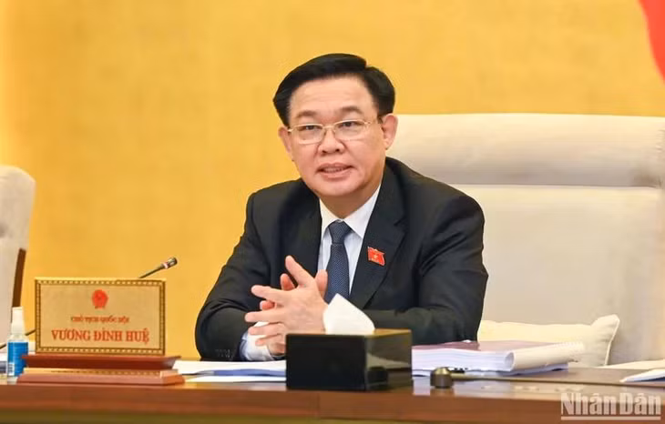 Chủ tịch Quốc hội Vương Đình Huệ phát biểu ý kiến tại phiên họp Ủy ban Thường vụ Quốc hội chiều 16/4. (Ảnh: DUY LINH)