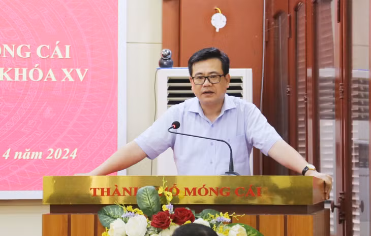 Đồng chí Hoàng Bá Nam, Bí thư Thành ủy Móng Cái giải đáp một số kiến nghị cử tri quan tâm.