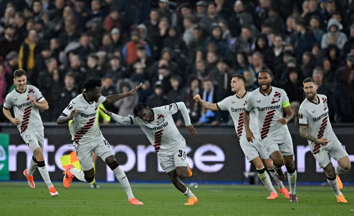 Bàn gỡ của Frimpong giúp Leverkusen nối dài mạch bất bại. Ảnh: Getty