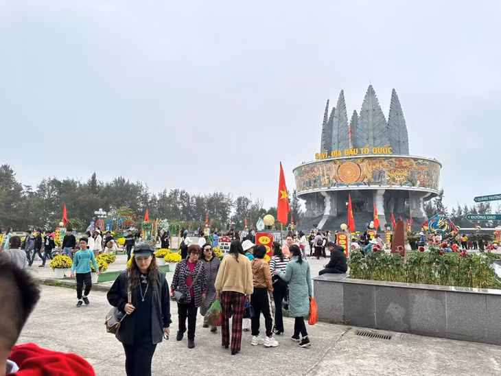 Du khách tham quan Khu du lịch Sa Vĩ.