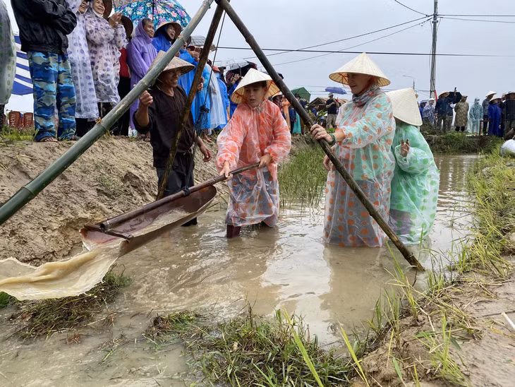 Khách nước ngoài tập làm nông dân ở Hội An, Việt Nam. Những năm gần đây, ngày càng nhiều du khách nước ngoài chọn Việt Nam làm điểm đến du lịch vì thiên nhiên tươi đẹp và nhiều trải nghiệm thú vị - Ảnh: B.D.