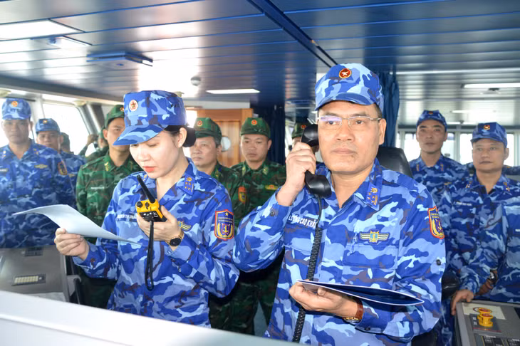 Lực lượng Cảnh sát biển Việt Nam điện đàm trao đổi thông tin với Cảnh sát biển Trung Quốc trong quá trình tuần tra liên hợp.