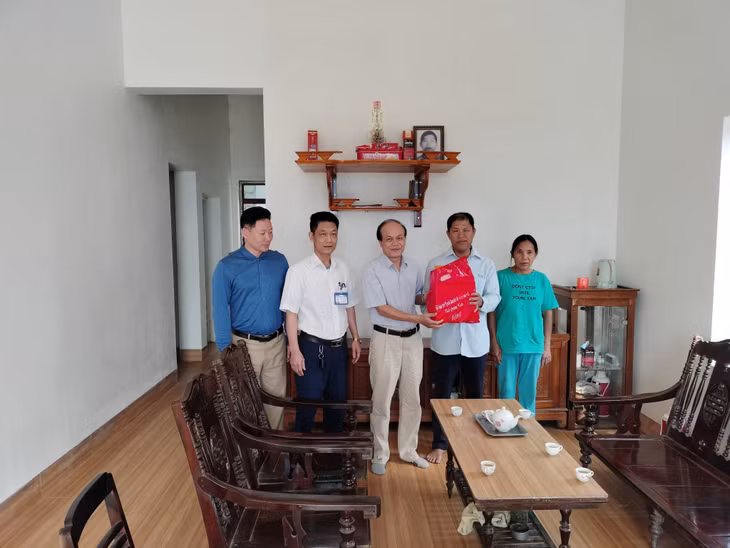 Anh Lê Văn Khoa (xã Cộng Hòa, TP Cẩm Phả) (thứ 2 phải sang) nhận quà tặng, động viên, chúc mừng của Hội Bảo trợ người khuyết tật và trẻ mồ côi tỉnh.