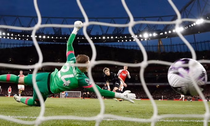 Thủ môn Kaminski đổ người nhưng không kịp chạm bóng trong cú dứt điểm của Odegaard. Ảnh: Reuters