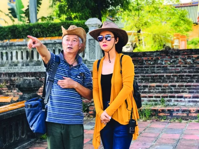 Mai Thu Huyền (phải) trong một lần khảo sát bối cảnh phim. Ảnh: Nhân vật cung cấp