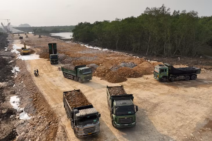 Các vị trí nền đất yếu vẫn tiếp tục được xử lý.