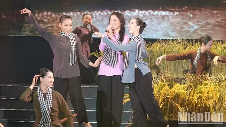 Ca sĩ Hiền Thục trình bày ca khúc Áo bà ba (sáng tác Trần Kiết Tường).