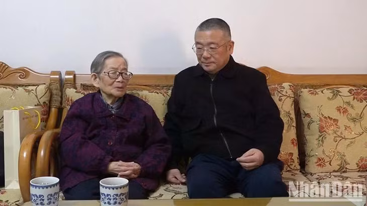 Ông Vi Tiêu Nghị và bà Hứa Kỳ Sảnh, phu nhân Thượng tướng Vi Quốc Thanh.