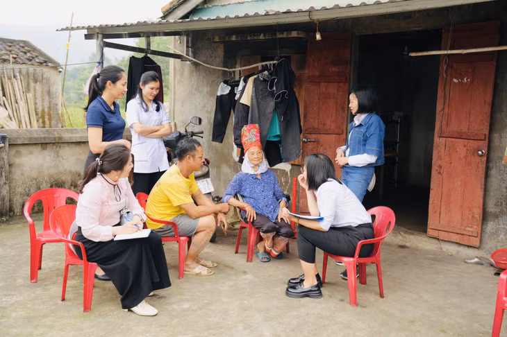 Các cán bộ của CDC Quảng Ninh thực hiện giám sát công tác phòng, chống bệnh dại tại xã Quảng An (huyện Đầm Hà) ngày 28/3/2024.