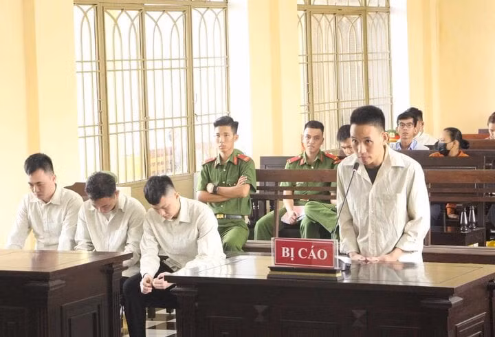 4 thanh niên phát tán tin nhắn rác lĩnh án. (Ảnh: T.A)