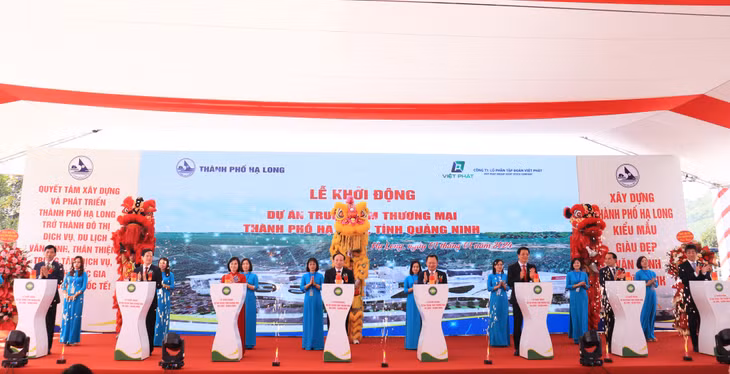 Các đại biểu cắt băng khởi động dự án Trung tâm Thương mại thành phố Hạ Long. Ảnh: Minh Đức