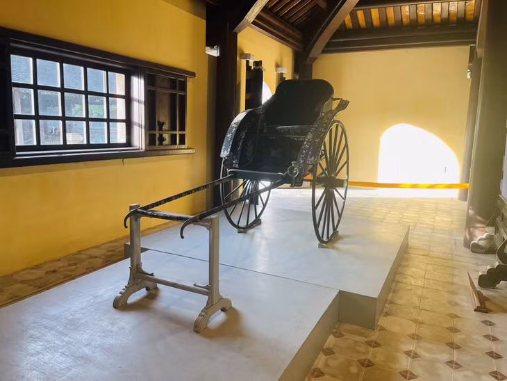 Chiếc xe kéo do vua Thành Thái tặng cho mẹ mình là Hoàng Thái hậu Từ Minh để dạo chơi trong vườn ngự uyển. Hiện vật đã được tỉnh Thừa Thiên Huế đấu giá thành công từ Pháp trở về.