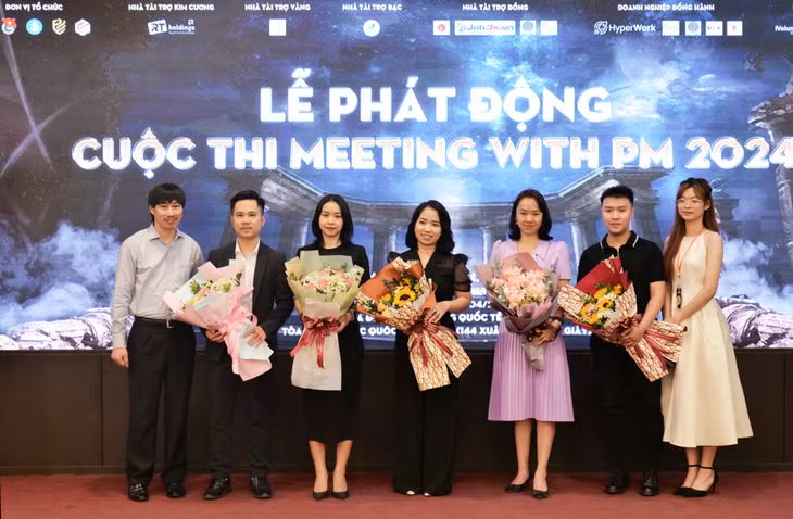 Job3s.vn vinh dự là nhà tài trợ cuộc thi Meeting with PM (Đại diện job3s.vn - Người thứ 2 từ trái sang)
