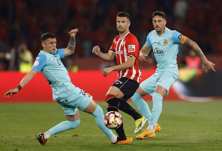 Trận chung kết Cúp Nhà vua Tây Ban Nha diễn ra sôi động nhưng chặt chẽ. Athletic Bilbao là đội nhỉnh hơn về mặt thế trận và thời gian kiểm soát bóng