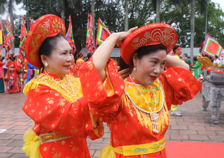 Từ sáng sớm, các đội tế đã có mặt đầy đủ để chuẩn bị trang phục chỉnh tề, các mâm lễ chu đáo tham gia lễ rước tượng Đức thánh Trần.