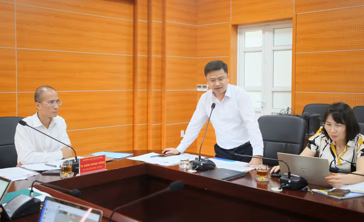 Các thành viên Hội đồng Trường Đại học Hạ Long phát biểu tại cuộc họp.