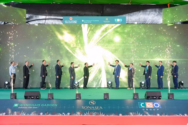 Các đại biểu thực hiện nghi thức bấm nút khởi động Mùa du lịch hè Vân Đồn 2024.