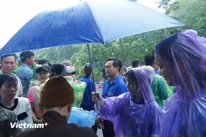 Hàng trăm chiến sĩ cảnh sát, quân đội cùng lực lượng tình nguyện được phân bố thành nhiều chốt chặn, hàng rào an ninh để đảm bảo an toàn cho lễ hội. (Ảnh: Việt Anh/Vietnam+)